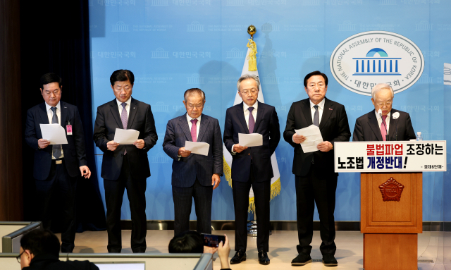 경제 6단체는 20일 국회에서 노란봉투법 심의 중단을 촉구하는 공동성명서를 발표했다. 왼쪽부터 김고현 무역협회 전무, 우태희 대한상의 상근부회장, 권태신 전경련 상근부회장, 최진식 중견련 회장, 김기문 중기중앙회장, 손경식 경총 회장. 중소기업중앙회 제공.