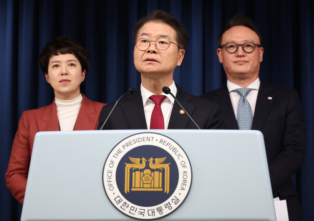이정식 고용노동부 장관과 대통령실 안상훈 사회수석 김은혜 홍보수석이 20일 오후 서울 용산 대통령실 청사에서 