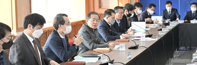 홍준표 대구시장은 20일 시청 산격청사에서 간부회의를 열고 
