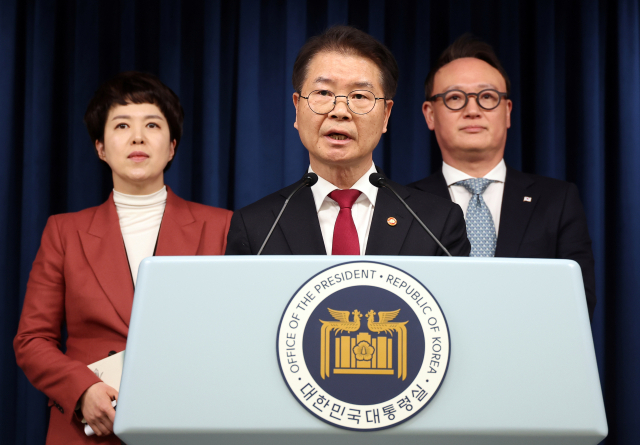 이정식 고용노동부 장관(가운데)과 대통령실 안상훈 사회수석(오른쪽), 김은혜 홍보수석이 20일 오후 서울 용산 대통령실 청사에서 