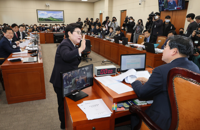 국민의힘 임이자 의원이 21일 열린 국회 환경노동위원회 전체회의에서
