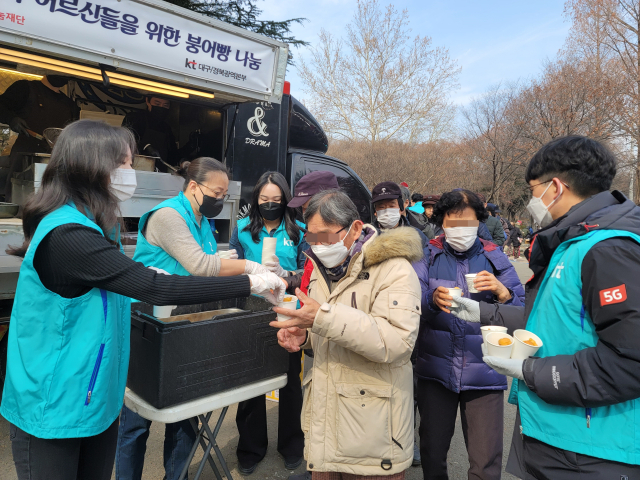 KT 대구경북광역본부가 다양한 사회공헌 활동을 지속하고 있다. 사진은 대구 달서구 두류공원의 무료 급식소에서 붕어빵 2천500개를 배부하는 모습. KT 대구경북광역본부 제공
