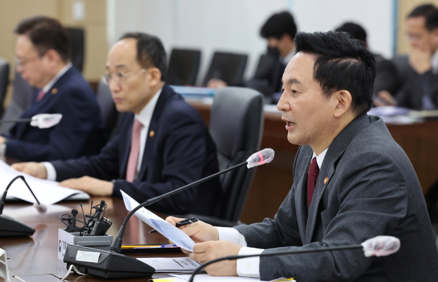 원희룡 국토교통부 장관(오른쪽)이 20일 오전 세종시 정부세종청사에서 추경호 경제부총리 겸 기획재정부 장관이 주재하는 비상경제장관회의에 참석해 
