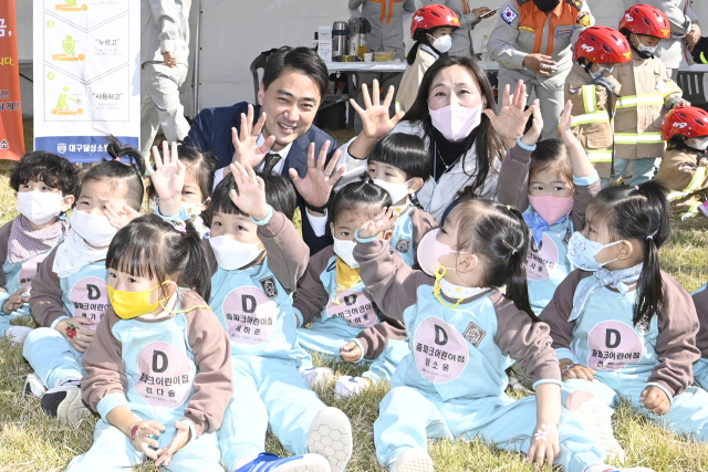 지난해 9월 달성군 청소년센터가 주최한 청소년축제에서 최재훈 달성군수와 아이들이 즐거운 한때를 보내고 있다. 달성군 제공.