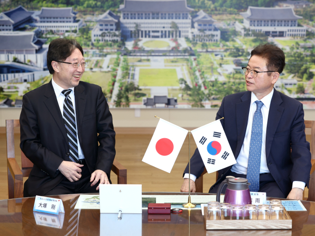 이철우 경북도지사는 21일 경북도청에 방문한 오츠카 츠요시 주부산일본총영사 일행을 만나 민선 8기 도정 방향과 역점 시책을 설명하고 양국 지방정부 간 교류 방안을 논의했다. 경북도 제공