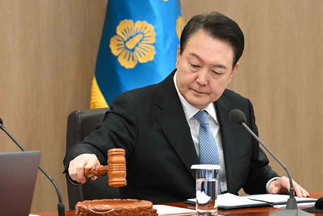 윤석열 대통령이 21일 서울 용산 대통령실 청사에서 열린 국무회의에서 개회선언을 하고 있다. 연합뉴스
