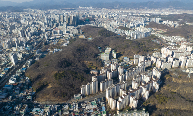 대구 수성구 황금동 상공에서 바라본 범어공원 모습. 김영진 기자 kyjmaeil@imaeil.com