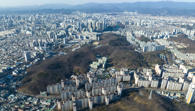 대구 수성구 황금동 상공에서 바라본 범어공원 모습. 김영진 기자 kyjmaeil@imaeil.com