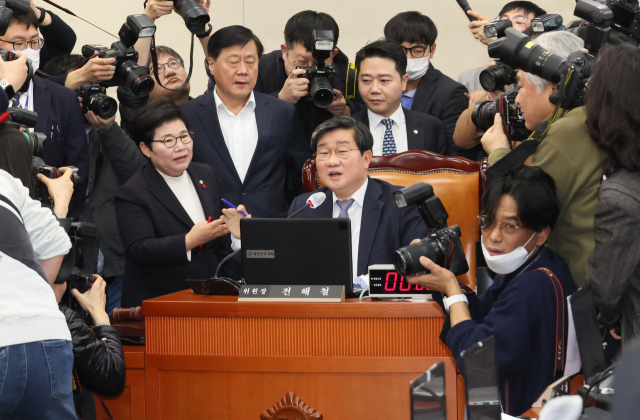 환노위 여당 간사인 임이자 의원 등 국민의힘 위원들이 21일 오전 열린 국회 환경노동위원회 전체회의에서 