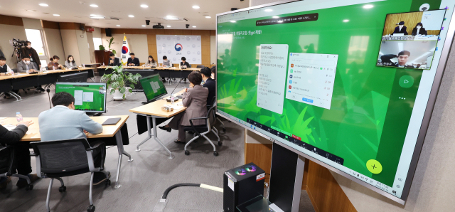 13일 세종시 정부세종청사 교육부에서 열린 제2차 디지털게릴라 공개토론회에서 참석자들이 미국 오픈AI(OpenAI)사의 프로토타입 대화형 인공지능 챗봇 챗GPT를 체험해보고 있다. 연합뉴스
