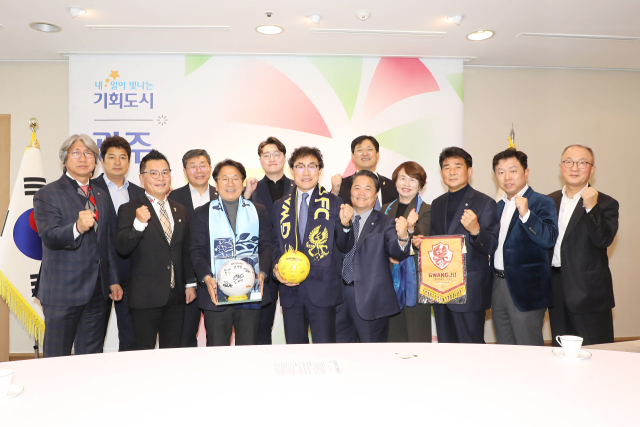 대구FC엔젤클럽 회장단은 지난해 11월 광주시청을 방문해 강기정 광주시장(왼쪽 다섯 번째)과 광주FC옐로우클럽 관계자 등을 만났다. 엔젤클럽 제공