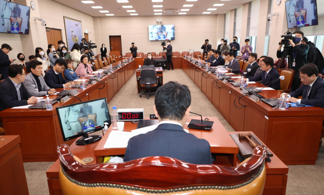 22일 국회에서 열린 첨단전략산업특별위원회 전체회의에서 위원장으로 선출된 국민의힘 유의동 의원이 회의를 주재하고 있다. 연합뉴스
