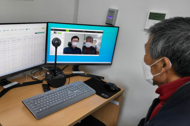 예천지역 한 주민이 예천군이 추진하고 있는 원격 영상 진료 서비스를 받고 있는 모습. 예천군 제공