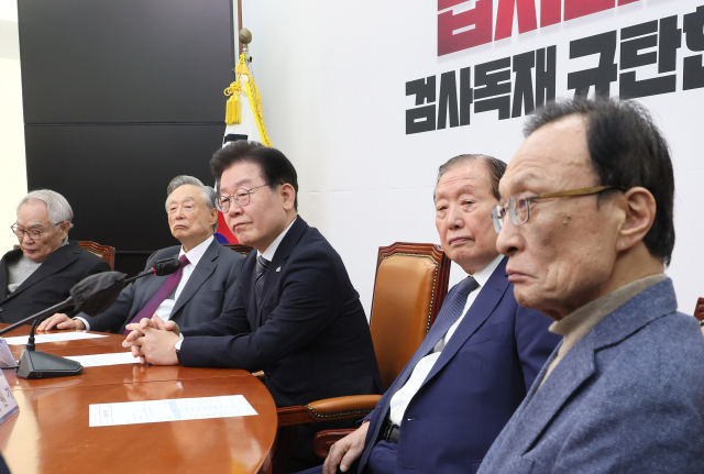 더불어민주당 이재명 대표가 22일 오후 국회에서 열린 상임고문단 간담회에서 이용득 상임고문의 발언을 경청하고 있다. 왼쪽부터 임채정·권노갑 상임고문, 이 대표, 김원기·이해찬 상임고문. 연합뉴스