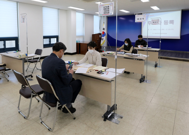 22일 대구 달성군 선거관리위원회에서 한 후보자가 다음달 8일 치러지는 제3회 전국동시조합장 선거에 후보등록을 하고 있다. 김영진 기자 kyjmaeil@imaeil.com
