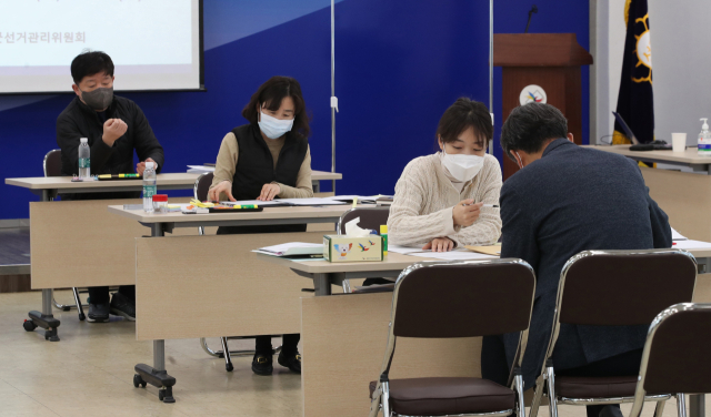 22일 대구 달성군 선거관리위원회에서 한 후보자가 다음달 8일 치러지는 제3회 전국동시조합장 선거에 후보등록을 하고 있다. 김영진 기자 kyjmaeil@imaeil.com