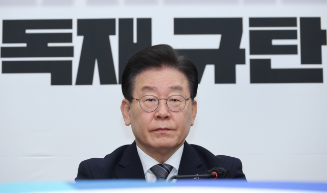 더불어민주당 이재명 대표가 22일 오전 국회에서 열린 최고위원회의에 참석하고 있다. 연합뉴스