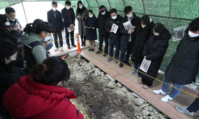 지난해 12월 경주 황남동 120호분 발굴 현장에서 신라문화유산연구원 관계자들이 일반인을 대상으로 설명회를 하고 있다. 연합뉴스