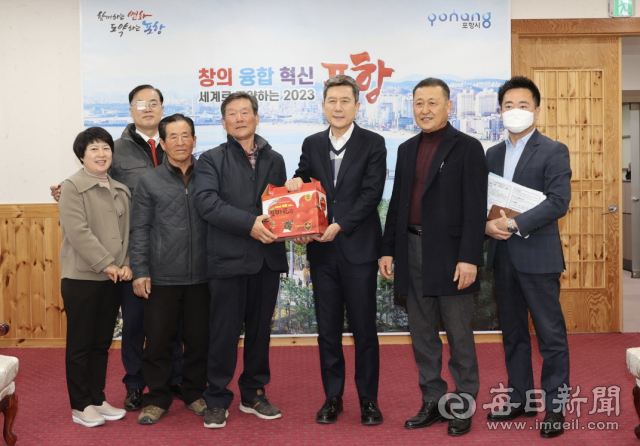 이강덕 포항시장(사진 가운데)이 23일 정부지정 수출전문단지로 지정된 포항시 북구 죽장면 상옥리 농민들에게 상옥 토마토를 선물받으며 기념촬영을 하고 있다.포항시 제공