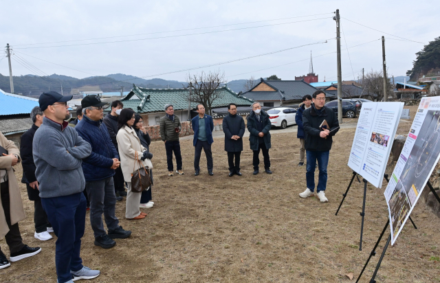 대학교수와 전문가들이 베트남 마을이 들어설 봉성면 창평리를 방문, 사업 추진 현황을 설명 듣고 있다. 봉화군 제공