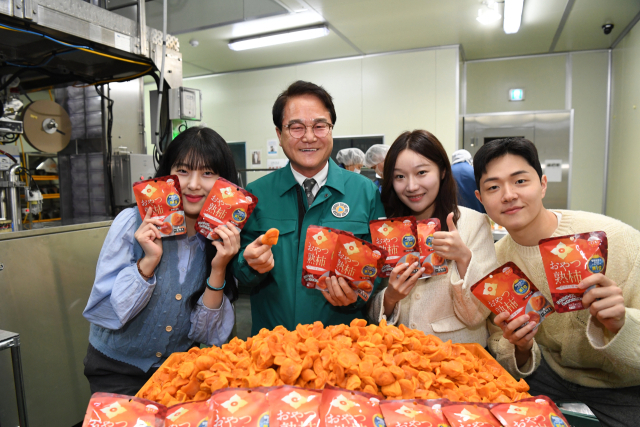청도군의 특산물인 각종 감가공품의 판매부진으로 농민들이 어려움을 겪고 있는 가운데 김하수 군수가 판촉활동을 벌이고 있다. 청도군 제공