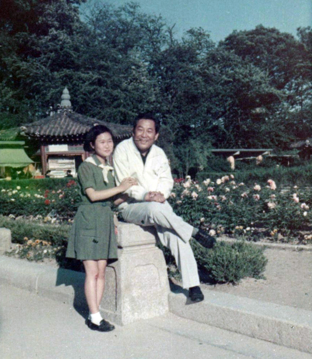 한명아 씨가 중학생 때 아버지 고 한준우 씨와 함께 찍은 사진. 이날 한명아 씨는 걸스카우트 행사 때문에 아버지를 모셔왔는데, 아버지 고 한준우 씨는 아버지를 모셔오지 못한 명아 씨의 다른 걸스카우트 친구들과도 사진을 함께 찍어줬다고 한다. 가족 제공.