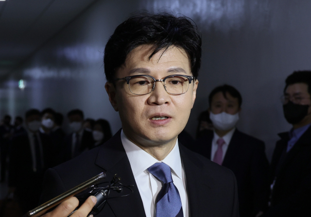 한동훈 법무부 장관이 15일 오전 열린 국회 법제사법위원회 전체회의에 출석하며 취재진 질문에 답하고 있다. 연합뉴스