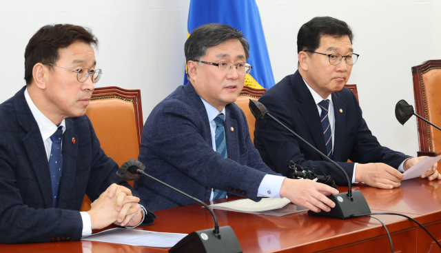 김성환 더불어민주당 정책위의장이 23일 국회 원내대표실에서 양곡관립법 관련 기자회견을 하고 있다. 연합뉴스