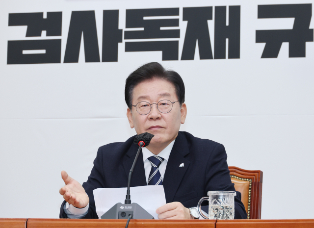 더불어민주당 이재명 대표가 23일 오전 국회에서 열린 위례·대장동 개발 비리 및 성남FC 후원금 의혹에 대해 검찰이 청구한 구속영장과 관련한 기자간담회에서 발언하고 있다. 연합뉴스