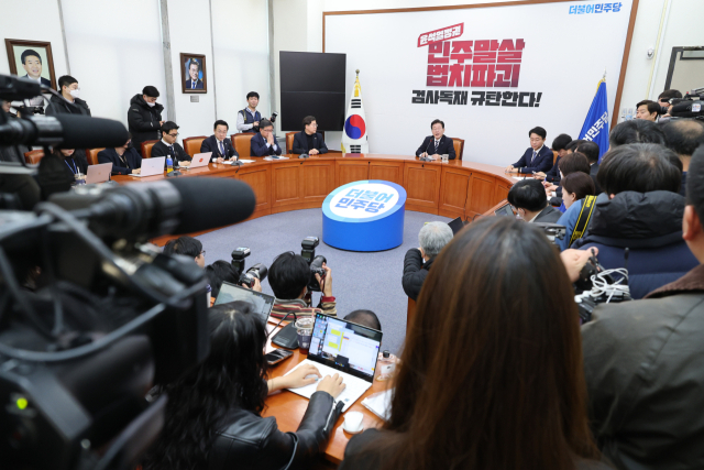 더불어민주당 이재명 대표가 23일 오전 국회에서 열린 위례·대장동 개발 비리 및 성남FC 후원금 의혹에 대해 검찰이 청구한 구속영장과 관련한 기자간담회에서 발언하고 있다. 연합뉴스