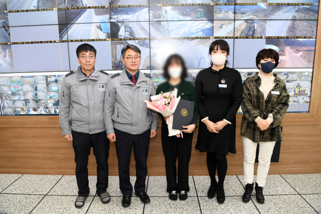 영주시 통합관제센터 직원들이 경찰서장 표창을 수상했다. 영주시 제공