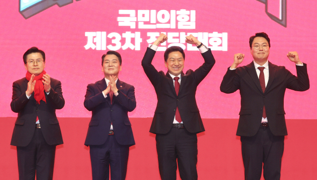 국민의힘 황교안·안철수·김기현·천하람 당대표 후보(왼쪽부터)가 23일 오후 강원 홍천군 홍천종합체육관에서 열린 제3차 전당대회 강원 합동연설회에서 당원들을 향해 인사하고 있다. 연합뉴스