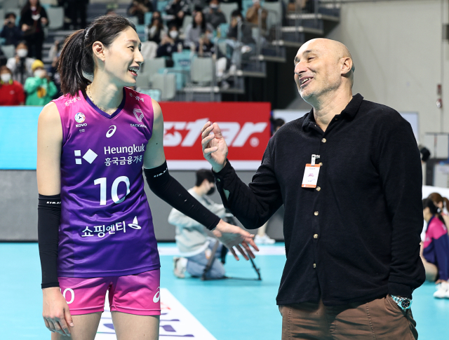 아본단자 흥국생명 감독과 대화를 나누는 김연경. 연합뉴스