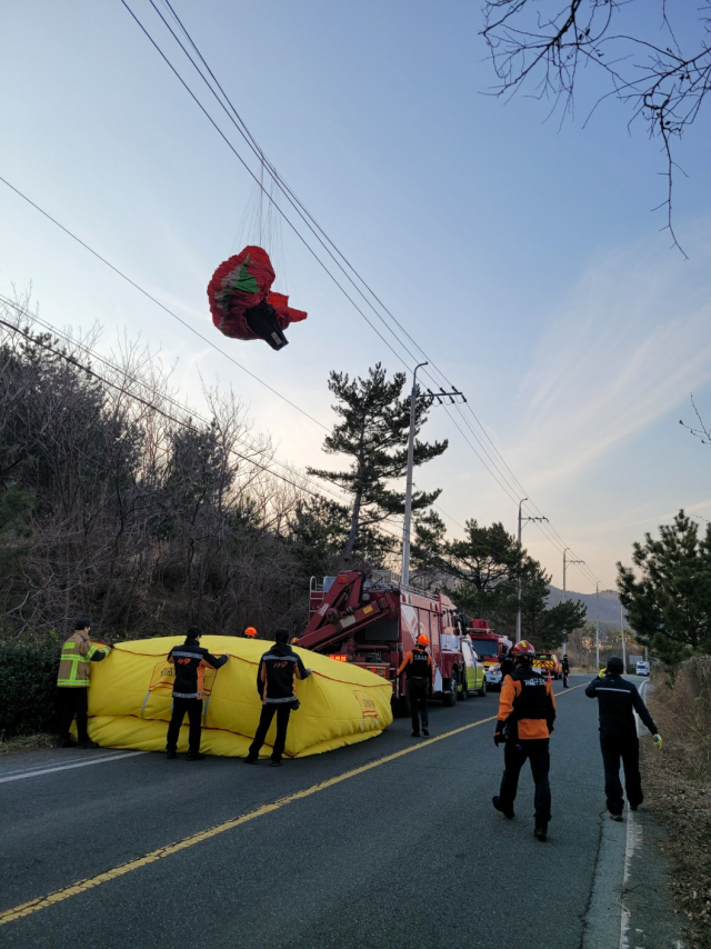 23일 오후 포항시 북구 흥해읍에서 패러글라이딩을 하던 50대 남성이 전선에 걸린 것을 119구조대원들이 구조하고 있다. 포항북부소방서 제공