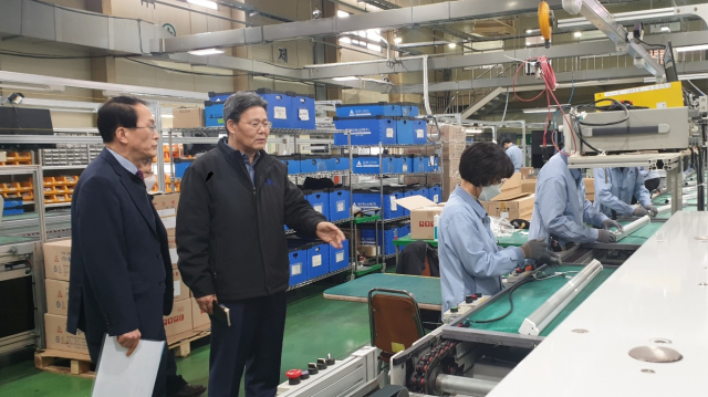 24일 대구지방조달청(청장 이영호)은 경북 칠곡군에 소재한 에이펙스인텍(주)(대표 김권진)의 생산 현장을 방문해 소통에 나섰다. 대구지방조달청 제공