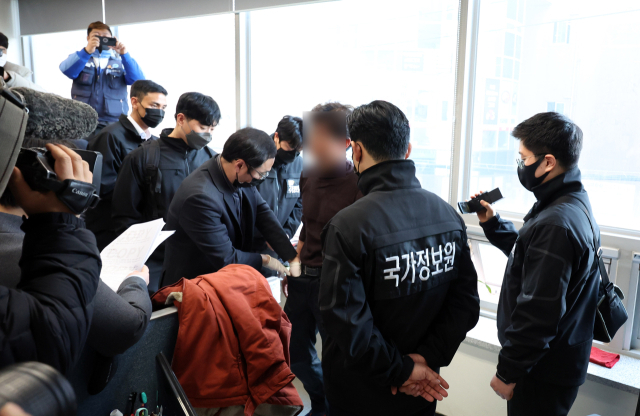 23일 경남 창원시 성산구 민주노총 경남본부 내 금속노조 경남지부에서 국가정원보원이 압수수색하고 있다. 연합뉴스