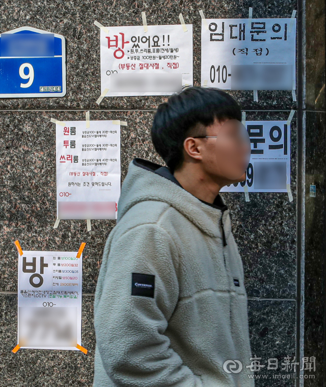 올해 2월 대구 북구의 한 대학가 원룸촌 모습. 벽에 덕지덕지 세입자를 구하는 전단이 붙었다. 매일신문 DB