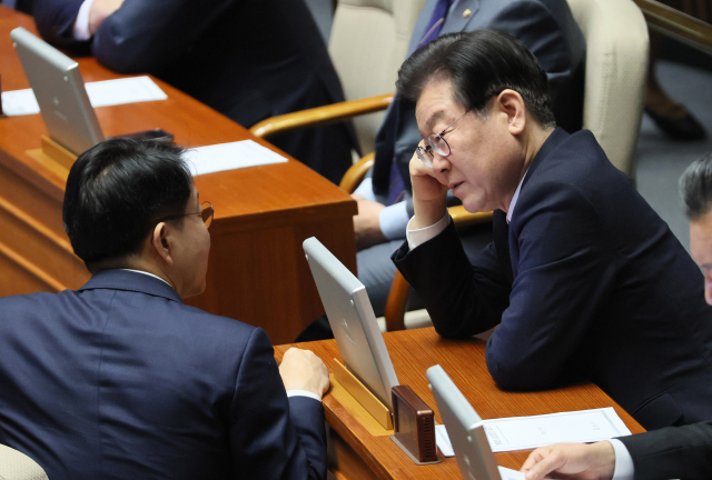더불어민주당 이재명 대표가 24일 오후 국회 본회의에서 조정식 사무총장과 대화하고 있다. 연합뉴스