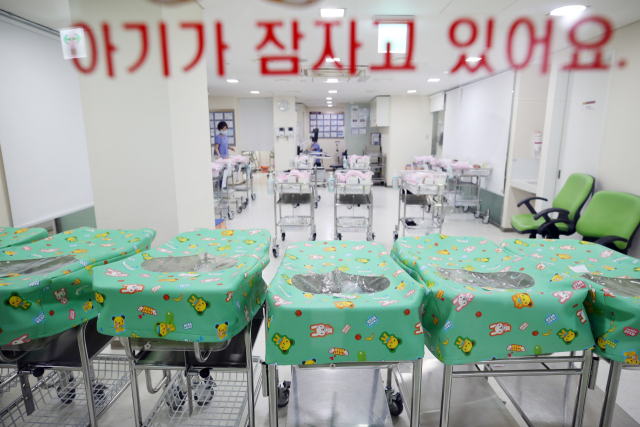 부산에 있는 한 산후조리원이 신생아에 젖병만 물려둔 채 방치하는 이른바 
