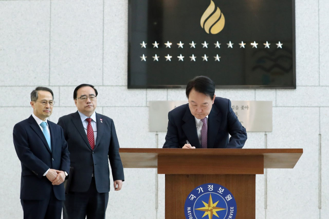 윤석열 대통령이 24일 국가정보원을 찾아 2023년도 업무계획을 보고받기에 앞서 방명록을 작성하고 있다. 윤 대통령은 이날 방명록에 