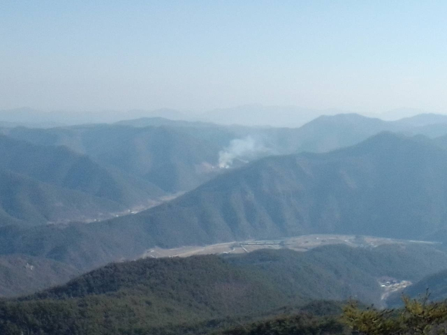 25일 경북 안동시 길안면 한 야산에서 산불이 발생해 연기가 관측되고 있다. 경북소방본부 제공