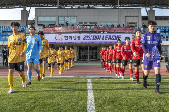 상무여자축구단(오른쪽)의 경기 입장모습. 국군체육부대 제공