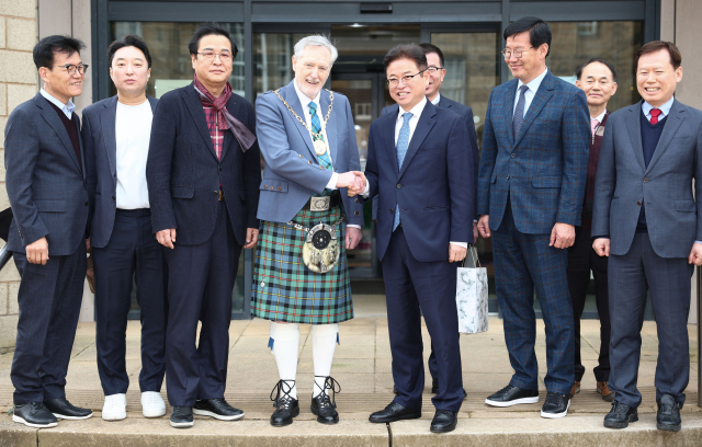이철우 경북도지사(왼쪽 세 번째)가 위스키 산업으로 유명한 스코틀랜드 머리 카운티시 존 코우(John Cowe·왼쪽 네 번째) 시장과 만나 문화축제 교류를 통한 안동소주의 세계화 방안을 모색했다. 경북도 제공