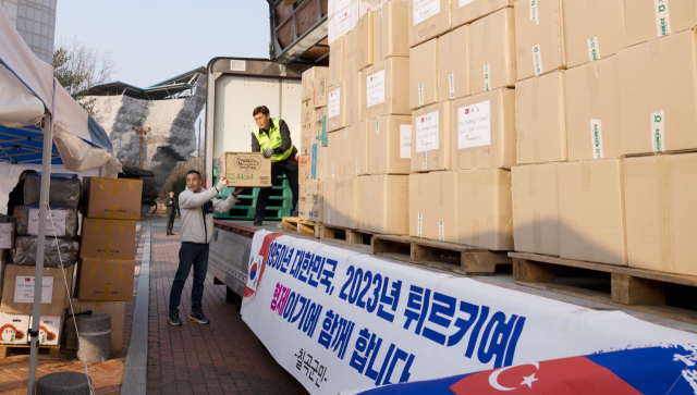 칠곡군민들이 모은 튀르키예 지진피해 돕기 구호물품이 인천공항으로 가기 위해 차량에 실리고 있다.칠곡군 제공