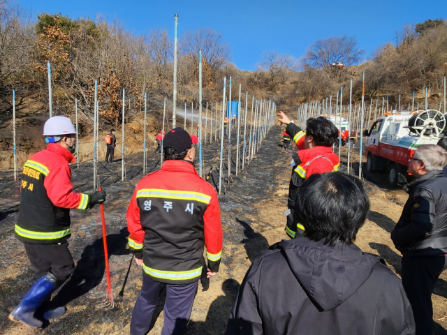 출동한 소방관들이 화재를 진압하고 있다. 독자 제공