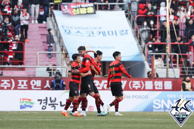 26일 포항스틸야드에서 열린 하나원큐 K리그1 2023 1라운드 대구와 포항의 경기에서 정재희의 동점골이 터진 뒤 포항 선수단이 기뻐하는 모습. 한국프로축구연맹 제공
