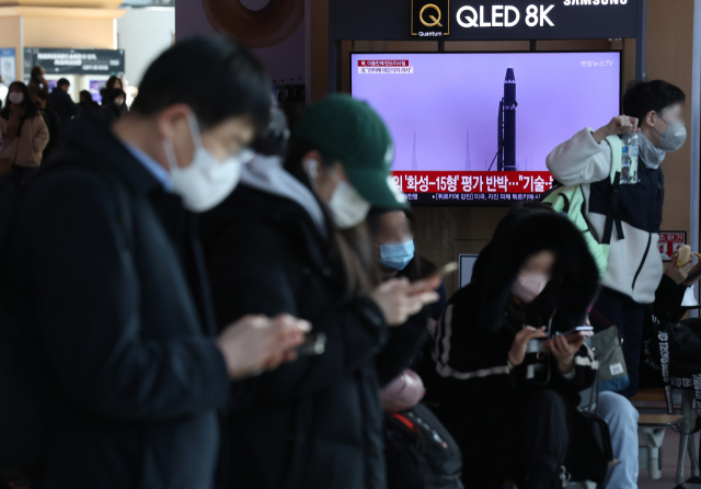 북한이 동해상으로 기종이 확인되지 않은 탄도미사일을 발사한 지난 20일 오전 서울역 대합실에 시민들이 관련 뉴스를 시청하고 있다. 연합뉴스