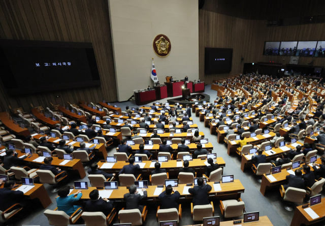 24일 오후 열린 국회 본회의에서 더불어민주당 이재명 대표 체포동의안 등에 대한 의사국장의 보고가 이뤄지고 있다. 연합뉴스