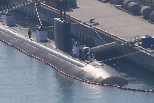 26일 해군작전사령부 부산기지에서 미국 핵 추진 공격잠수함 스프링필드(SSN 761·6천t급)이 정박해 있다. 로스앤젤레스급 공격잠수함 스프링필드함은 지난 23일 부산 작전기지에 입항했다. 연합뉴스
