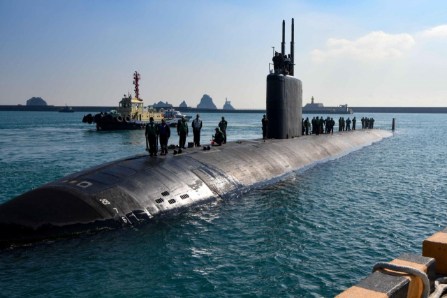 해군작전사령부 부산기지에 입항한 미국 핵 추진 공격잠수함 스프링필드(SSN 761·6천t급). 로스앤젤레스급 공격잠수함 스프링필드함은 지난 23일 부산 작전기지에 입항했다. 연합뉴스